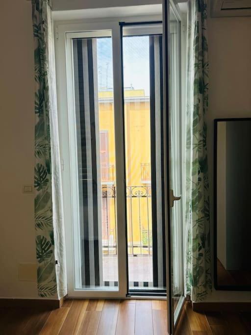 Trilocale Centrale Vista Mare - Mira'S Home Bari Exteriér fotografie